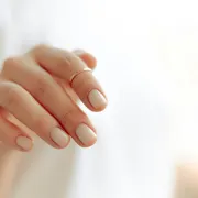 Mliječni nokti su opet IN – pronašli smo super ideje za elegantne manikure