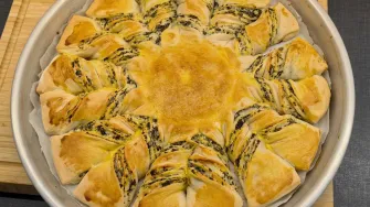 Recept s fotografijama za ukusnu zvijezdu od svježeg sira i špinata
