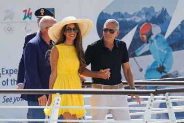 Amal Clooney privukla svu pozornost u žutoj haljini u Veneciji