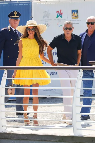 Amal Clooney privukla svu pozornost u žutoj haljini u Veneciji