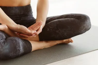Kako olakšati menstrualne bolove uz jogu? Ovo je 8 najboljih položaja za opuštanje
