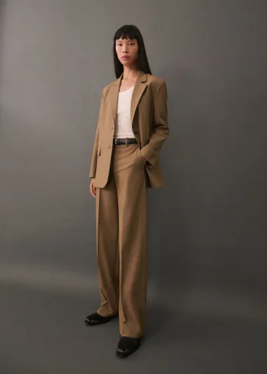 Hlače u smeđim nijansama su jesenski trend  - evo kako ih nosi Lily Collins