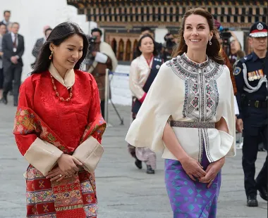 Kate Middleton Istoka - Kraljica Butana oduševljava ljepotom i ezgotičnim modnim odabirom