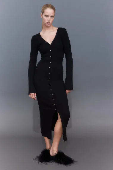 Midi haljine u tamnijim nijansama elegantan su izbor za hladnije dane
