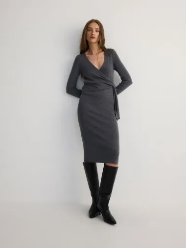 Midi haljine u tamnijim nijansama elegantan su izbor za hladnije dane