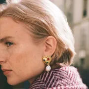 Zlatne naušnice u stilu 80-ih: Glamur koji osvaja ove sezone