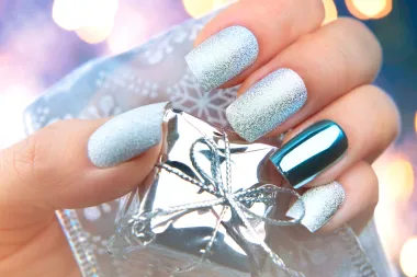 Nail art inspiriran zimom – šarmantni dizajni s pahuljicama i zlatnim detaljima