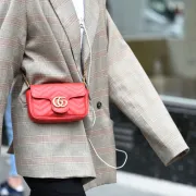 Začinit će svaki look: Torbe u crvenoj i bordo boji podižu crne i sive outfite