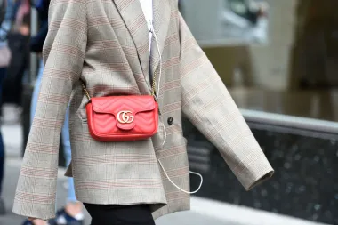 Začinit će svaki look: Torbe u crvenoj i bordo boji podižu crne i sive outfite
