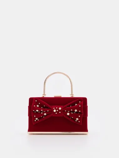 Začinit će svaki look: Torbe u crvenoj i bordo boji podižu crne i sive outfite