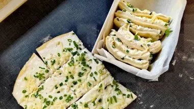 Recept u fotografijama za sočni pull apart kruh sa sirom i začinima