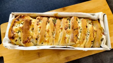 Recept u fotografijama za sočni pull apart kruh sa sirom i začinima
