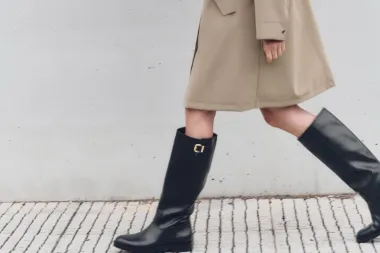 Crne ravne čizme su neizostavan dio garderobe, a ovo su najljepši modeli