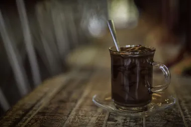 Imamo 3 recepta za vruću čokoladu kod kuće. Bijela s kokosom je naš favorit