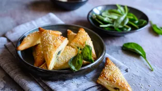 Trokutići od lisnatog tijesta sa špinatom i feta sirom - ukusan i brz recept