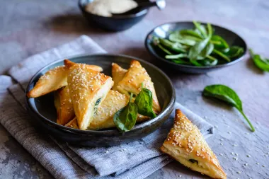 Trokutići od lisnatog tijesta sa špinatom i feta sirom - ukusan i brz recept