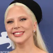 Lady Gaga iznenadila novim izgledom, u prvom planu su izbijeljene obrve