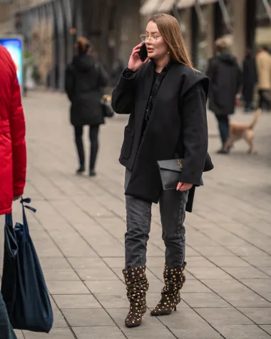 Dama sa špice osvježila jednostavnu kombinaciju efektnim čizmama