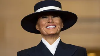 Melania Trump zablistala u poznatom izdanju na inauguraciji, velikim šeširom sakrila pogled
