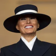 Melania Trump zablistala u poznatom izdanju na inauguraciji, velikim šeširom sakrila pogled