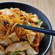 Azijski yakisoba rezanci: Brza i slasna večera s piletinom i povrćem
