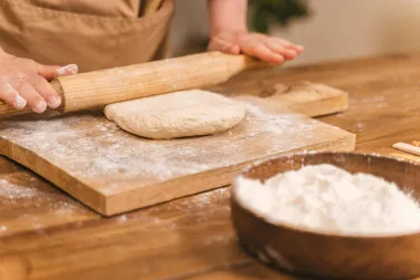 Kako napraviti savršeno tijesto za pizzu? Evo kako ga razvlačiti i čuvati