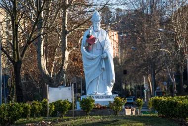 Kako je nastalo Valentinovo? Krenulo je kao užasan običaj, a danas je u znaku ljubavi