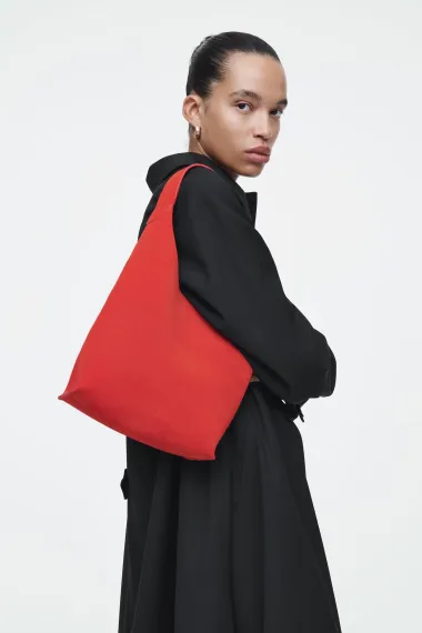 Crvena je i dalje IN – pronašli smo chic modele za proljetne dane