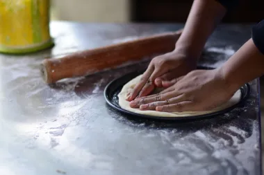 Kako napraviti savršeno tijesto za pizzu? Evo kako ga razvlačiti i čuvati