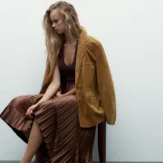 Kako nositi plisiranu suknju? Modni adut za ležerne i elegantne kombinacije