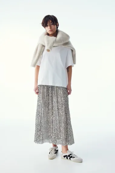 Kako nositi plisiranu suknju? Modni adut za ležerne i elegantne kombinacije