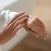 Napravi ih sama: Prirodne kreme za ruke koje njeguju kožu i štede novac