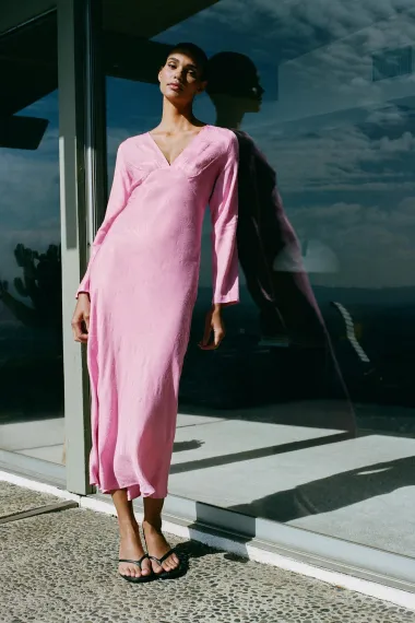 10 elegantnih haljina iz Zare koje odišu luksuzom i elegancijom