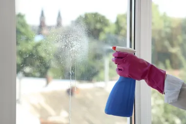 Ovaj trik za čišćenje prozora skratit će ti posao za minimalo