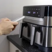 Kako jednostavno očistiti fritezu na vrući zrak? Isprobajte ovaj trik!