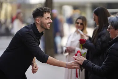 Buketi umjesto straha: L’Oréal Paris kampanjom 'Uznemiravanje na ulici nikada nije tvoja krivica' osnažuje žene
