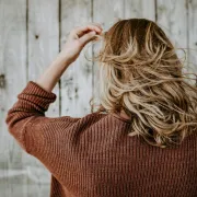 Suha kosa treba posebnu njegu – evo kako joj pomoći