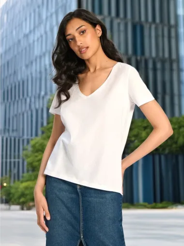 Crne i bijele majice temelj su svakog dobrog outfita, a mi smo pronašli najbolje modele