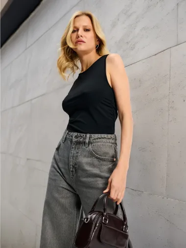 Crne i bijele majice temelj su svakog dobrog outfita, a mi smo pronašli najbolje modele
