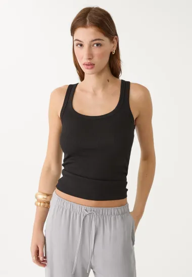 Crne i bijele majice temelj su svakog dobrog outfita, a mi smo pronašli najbolje modele