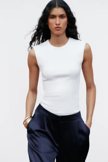 Crne i bijele majice temelj su svakog dobrog outfita, a mi smo pronašli najbolje modele