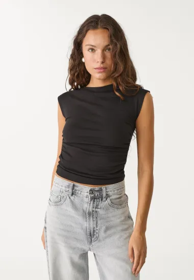 Crne i bijele majice temelj su svakog dobrog outfita, a mi smo pronašli najbolje modele