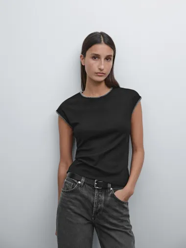 Crne i bijele majice temelj su svakog dobrog outfita, a mi smo pronašli najbolje modele