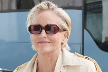 Sharon Stone nosi boju sezone: Ležeran, ali efektan baloner ukrao je svu pažnju