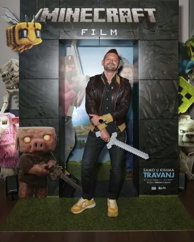 'Minecraft film' oduševio sve generacije - najzabavnija premijera godine okupila poznate i njihove mališane