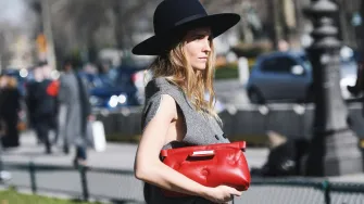 Crveni modni dodaci podižu svaki look – evo kako ih nositi sa stilom