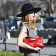 Crveni modni dodaci podižu svaki look – evo kako ih nositi sa stilom