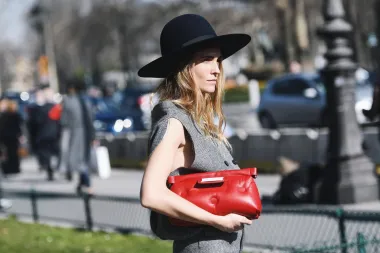 Crveni modni dodaci podižu svaki look – evo kako ih nositi sa stilom