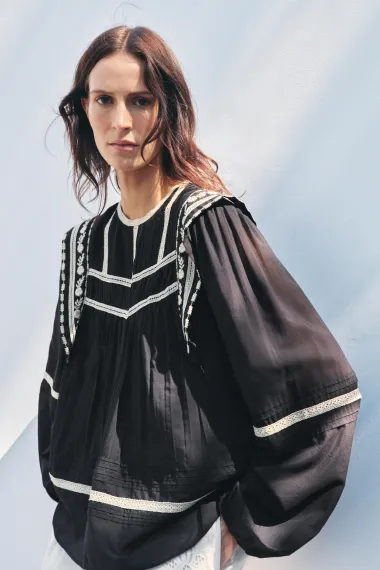 Raskošna bluza najpopularniji je komad ovo proljeće