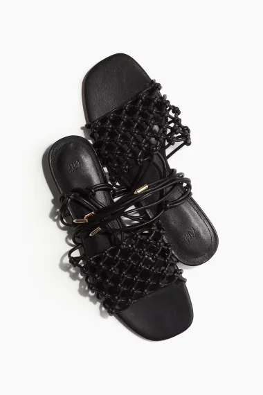 Od minimalizma do boho šarma: Ravne sandale za svaki stil